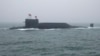 中国海军的094晋级战略核潜艇“长征15号”2019年4月23号出现在山东省青岛市附近海面，参加庆祝中国人民解放军建军70周年纪念。-美联社照片