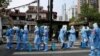上海防疫人员准备在黄埔一个小区消毒（2022年4月20日）