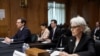 美国国务院常务副国务卿温迪·谢尔曼(右）与国防部印太安全事务助理部长伊莱·拉特纳出席参议院外交事务委员会关于拜登政府在“美中战略竞争时代”对中国的政策听证会。(2023年2月9日）