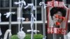 6月17日下午，香港政府总部公民广场铁闸外挂了很多白丝带、白花，悼念6月15日在金钟太古广场堕楼身亡的反送中示威者。 (美国之音/汤惠芸)