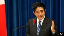 日本首相安倍晋三在东京首相官邸举行记者会宣布上调消费税。（2013年10月1日）