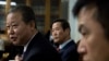 朝鲜常驻联合国代表张日勋（左）和其他朝鲜代表团领事官员举行记者会。（2015年2月16日）