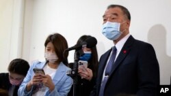 台湾国防部长邱国正在台北举行的记者会上讲话。（2022年3月10日）