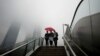 上海陆家嘴金融区的行人在雨中行走。（2022年12月9日）