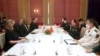 美国防长奥斯汀与中国防长魏凤和在柬埔寨暹粒举行会谈。（2022年11月22日）