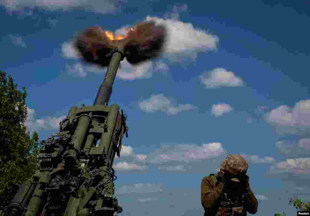 Ukrainian service members fire a shell from a M777 Howitzer near the frontline&nbsp;in the Donetsk Region, June 6, 2022, as Russia&#39;s attack on Ukraine continues.