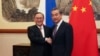 菲律宾外交部长洛钦和中国外长王毅2019年3月20日在北京钓鱼台国宾馆握手。
