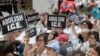 2018年6月28日，数百人在美国参议院哈特办公楼内抗议示威，有些人举着标语“废除移民和海关执法局”。