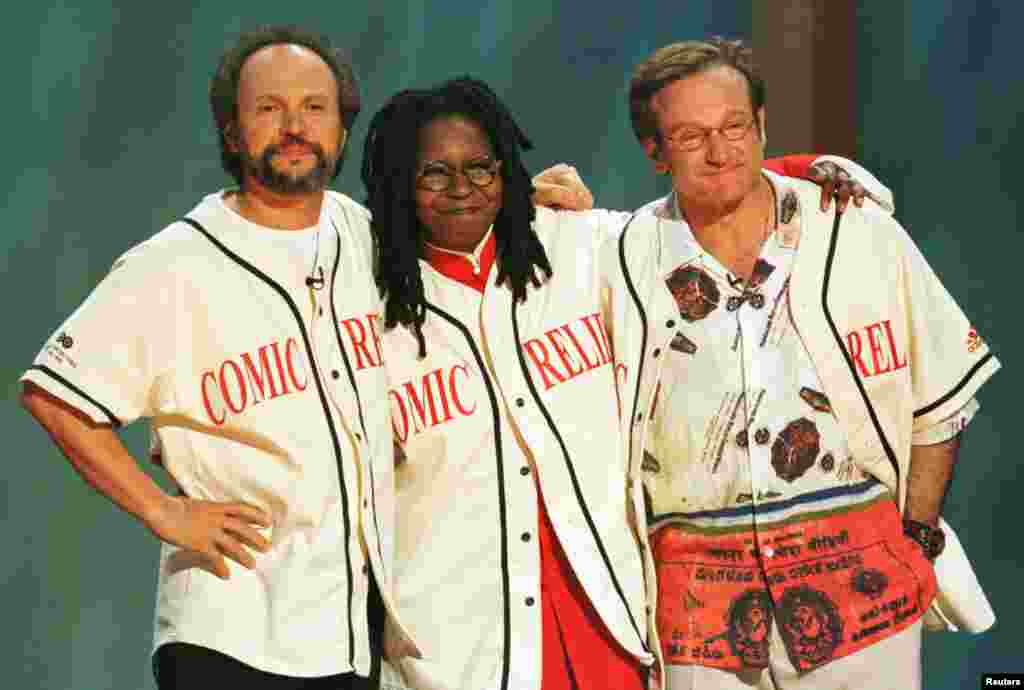 Comedians Robin Williams (R), Billy Crystal (L) and Whoopi Goldberg share a hug on the stage of New York&#39;s Radio City Music Hall at the end of HBO&#39;s &quot;Comic Relief 8&quot; show, June 14, 1998. The comedians served as hosts for the show that raises funds for homeless projects in over 20 American cities.