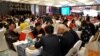 中国本地商人和外国投资者商讨投资和贸易（资料图）