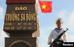 越南海军士兵守卫越南所说的东长沙岛 （2013年1月7日）