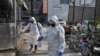 Une équipe d'assainissement désinfecte une rue à Wuhan, en Chine, le 30 janvier 2020.