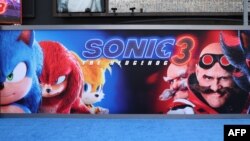 ป้ายภาพยนตร์ "Sonic The Hedgehog 3" ที่งานฉายรอบปฐมฤกษ์ที่โรงละคร TCL Chinese Theatre ในฮอลลีวู้ด รัฐแคลิฟอร์เนีย เมื่อ 16 ธ.ค. 2567(Photo by Michael Tran / AFP)