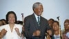 Une centaine d'"objets précieux" ayant appartenu à Nelson Mandela figurent au catalogue de la vente.