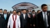 中国国家主席习近平2014年参加斯里兰卡科伦坡港口城建设的启动仪式，这个建设项目资金大部分由中国贷款。(资料照)
