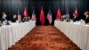 美国国务卿布林肯与国家安全顾问沙利文在阿拉斯加与中共外事主管杨洁篪和中国国务委员兼外长王毅举行会谈。（2021年3月18日）