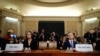 前白宫国家安全助手菲奥娜·希尔（Fiona Hill）和美国驻乌克兰外交官戴维·霍尔姆斯（David Holmes）在众议院情报委员会作证， 2019年11月21日， 美联社照片