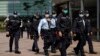 戴着口罩的香港警察在金融区一带巡逻。（2020年2月19日）
