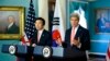 美国国务卿克里和韩国外长尹炳世在美国国务院同媒体谈论2+2会谈。（2014年10月24日）