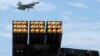 台湾空军高雄冈山空军基地的一架F-16战斗机与雷霆2000多管火箭系统。