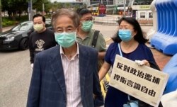 香港民主党创党主席李柱铭4月18日下午保释离开中区警署，多名党友到场声援 (美国之音/汤惠芸）