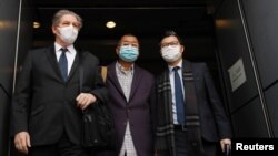 2020年2月28日早上壹传媒创办人黎智英(中)被香港警方拘捕并带往警署调查，图为黎智英离开警署情形。