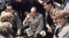 1986年6月10日，中国共产党领导人胡耀邦在英国莎士比亚的出生地同英国女学生坐在草地上交谈，他询问女生对中国的了解。胡耀邦访问英国，没有像华国锋、江泽民那样伦敦海格特公墓拜谒马克思。