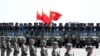 中国解放军军人在内蒙古朱日和训练基地参加阅兵，庆祝解放军建军90周年。中共党旗在前，国旗居中，军旗在后（2017年7月30日）。这引起争议，因为中华人民共和国国旗法第十五条第二款规定：&ldquo;列队举持国旗和其他旗帜行进时，国旗应当在其他旗帜之前。&rdquo;