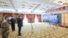 戴着口罩的中国国家主席习近平视察火神山医院时通过视频向新冠病毒感染者和医护人员招手。（2020年3月10日）