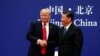 美国总统川普和中国国家主席习近平在北京人大会堂会见商界领袖时握手。（2017年11月9日）