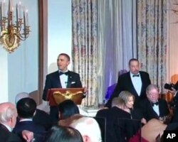 身穿小夜礼服的奥巴马在为胡锦涛举办的国宴上致词