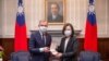 台湾总统蔡英文在总统府会晤到访的时任法国国民议会友台小组主席戴扈杰(François de Rugy)。（2021年12月16日）