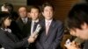 日本首相安倍晋三在东京的首相官邸对记者讲话。（2015年1月21日）
