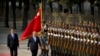 中国国务院总理李克强和南太平洋岛国巴布亚新几内亚总理彼得·奥尼尔2016年7月6日在北京人民大会堂举行的欢迎仪式上检阅仪仗队。