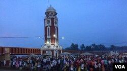 Hundreds gather to witness a colourful prayer ceremony held along the Ganges River in Haridwar every evening. (A. Pasricha/VOA)