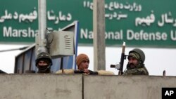 نیروهای نظامی افغان پشت سکوی سیمانی موضع گرفته اند. 