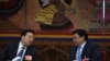 中共西藏区委书记吴英杰(左）在2016年的两会上