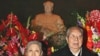 华国锋夫妇2006年12月26日参加毛泽东生辰纪念仪式。照片上的所谓伟大领袖和前“英明领袖”的纪念堂或陵园都占地广大。