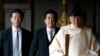 2013年12月26日，日本首相安倍晋三在一名神道祭司的引领下参拜东京靖国神社。