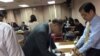 台湾外长李大维2017年4月19日在立法院备询前签到 。这次会议因年金改革抗议活动的影响被推迟。（美国之音 申华 拍摄）