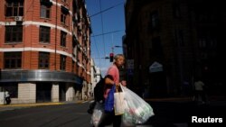 一名拾荒男子走过上海街头。（2024年9月27日）