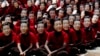 2019年10月10日，星期四，印度学童戴着中国国家主席习近平的面具在他访问印度时欢迎他。