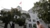 一名男子走过中国驻旧金山领事馆前的街道 （2020年7月23日）