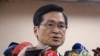台湾国防部长严德发在立法院的记者会上回答记者问题。（2018年4月30日） 