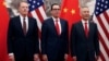 美国财政部长姆努钦(中)、美国贸易代表莱特希泽(左)与中国副总理刘鹤在北京钓鱼台国宾馆举行美中贸易谈判前合影(2019年5月1日)