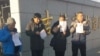 四名吉林市退伍军人获释后在拘留所外会合。（当事人供图）