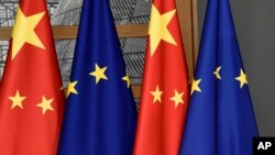 资料照片：欧盟和中国国旗在布鲁塞尔的欧罗巴大厦内。(2019年12月17日)