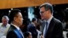 美国驻WTO大使习达难(右)在瑞士日内瓦举行的世界贸易组织（WTO）会议上与中国驻WTO大使张向晨交谈。（2018年7月26日）