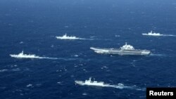 资料照：中国的辽宁号航母编队在南中国海海域进行演习。