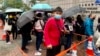 数百名市民3月4日到西九龙裁判法院大楼外，声援被控串谋颠覆国家政权罪的47名民主派人士 （美国之音/汤惠芸）